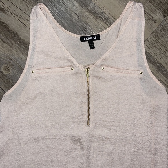 ❗️FINAL SALE❗️Express V-neck Tank - Picture 3 of 6